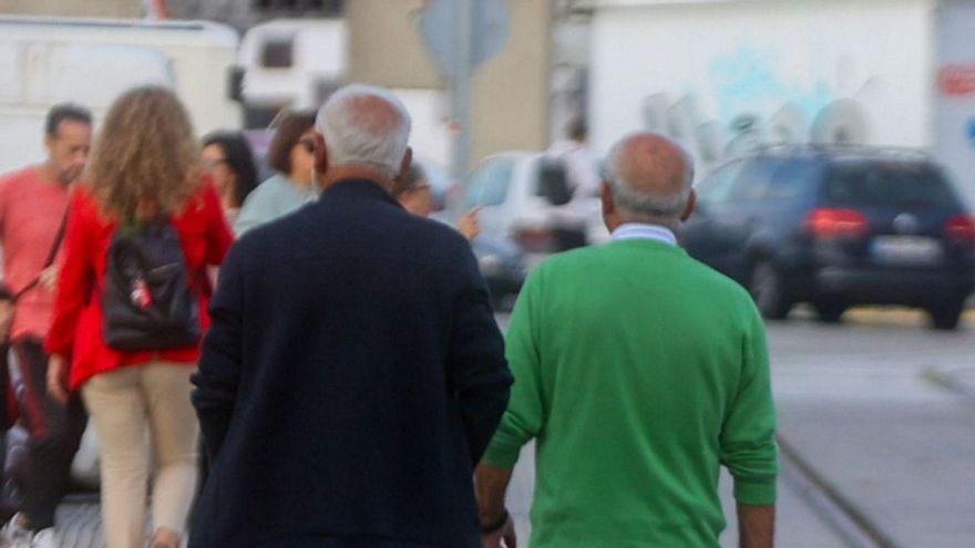 Dos pensionistas pasean por una calle. | Iñaki Abella