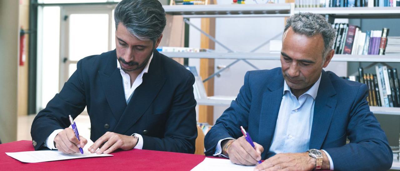 El alcalde de La Laguna, Luis Yeray Gutiérrez, y el director nacional de Servicios Urbanos de Urbaser, Manuel Martínez, durante la firma del contrato. | | E. D.