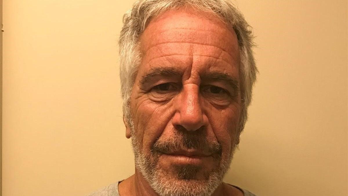 El financiero Jeffrey Epstein aparece en una fotografía tomada para el registro de delincuentes sexuales de la División de Servicios de Justicia Criminal del Estado de Nueva York, 28 de marzo de 2017