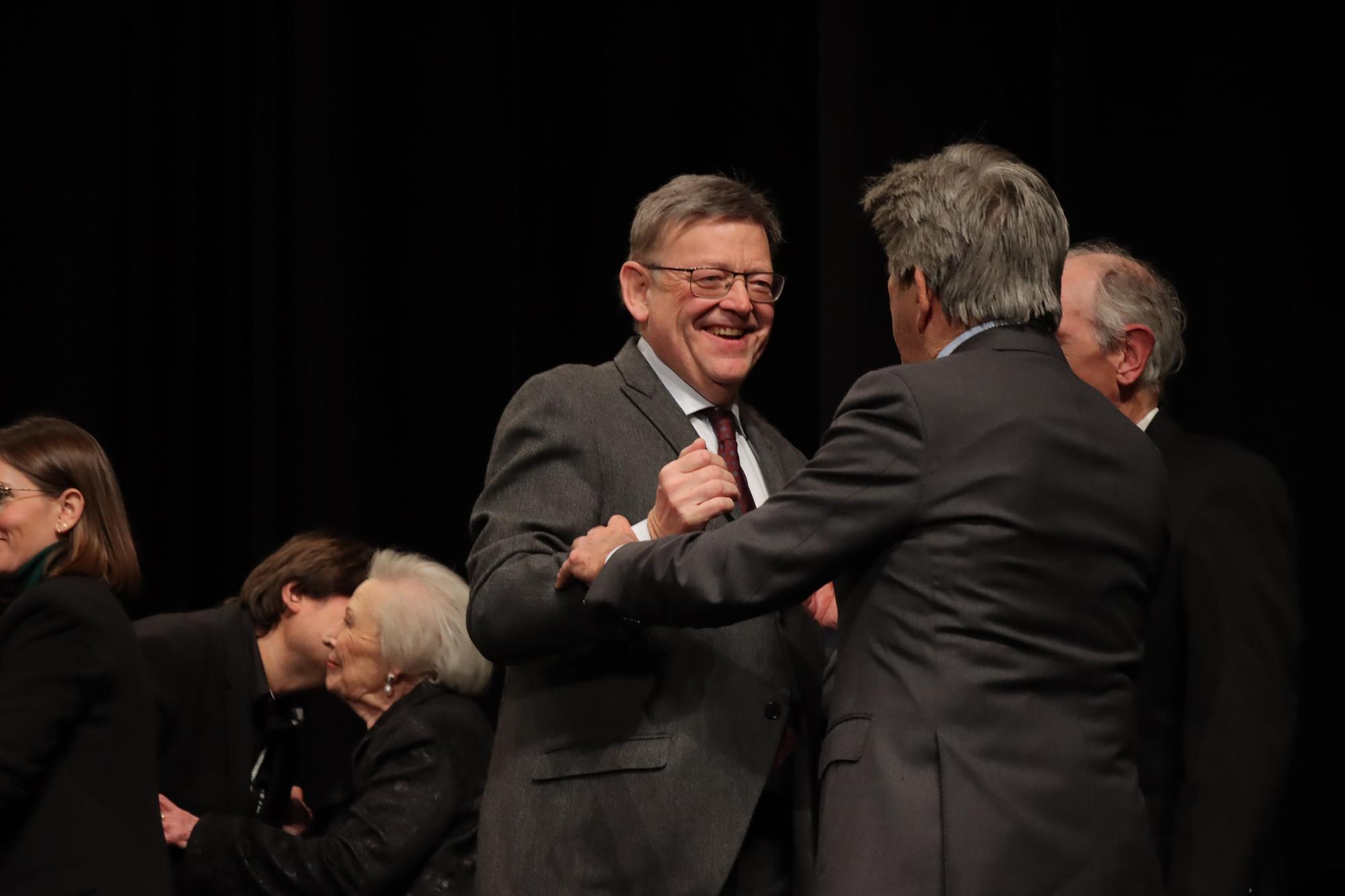 Las imágenes de la entrega de las medallas de oro de Vila-real a Porcelanosa, Carmelitas y 'Quique' y la distincion de Hijo Predilecto a Diego Dualde