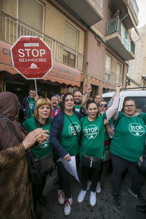 La PAH frena un desahucio en Elche