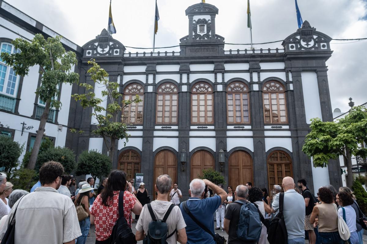Imagen de los asistentes del recorrido en la Plaza de la Constitución, frente a la Casa Consistorial.