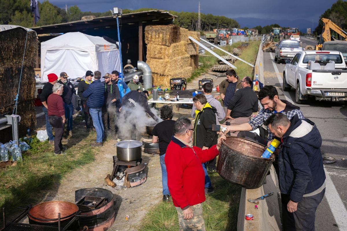 Les millors imatges del tall de l'AP-7 a l'Empordà per la protesta dels pagesos