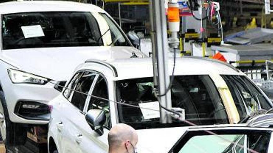 Un empleado en la fábrica de Seat de Martorell (Barcelona) | Pau Barrena / AFP