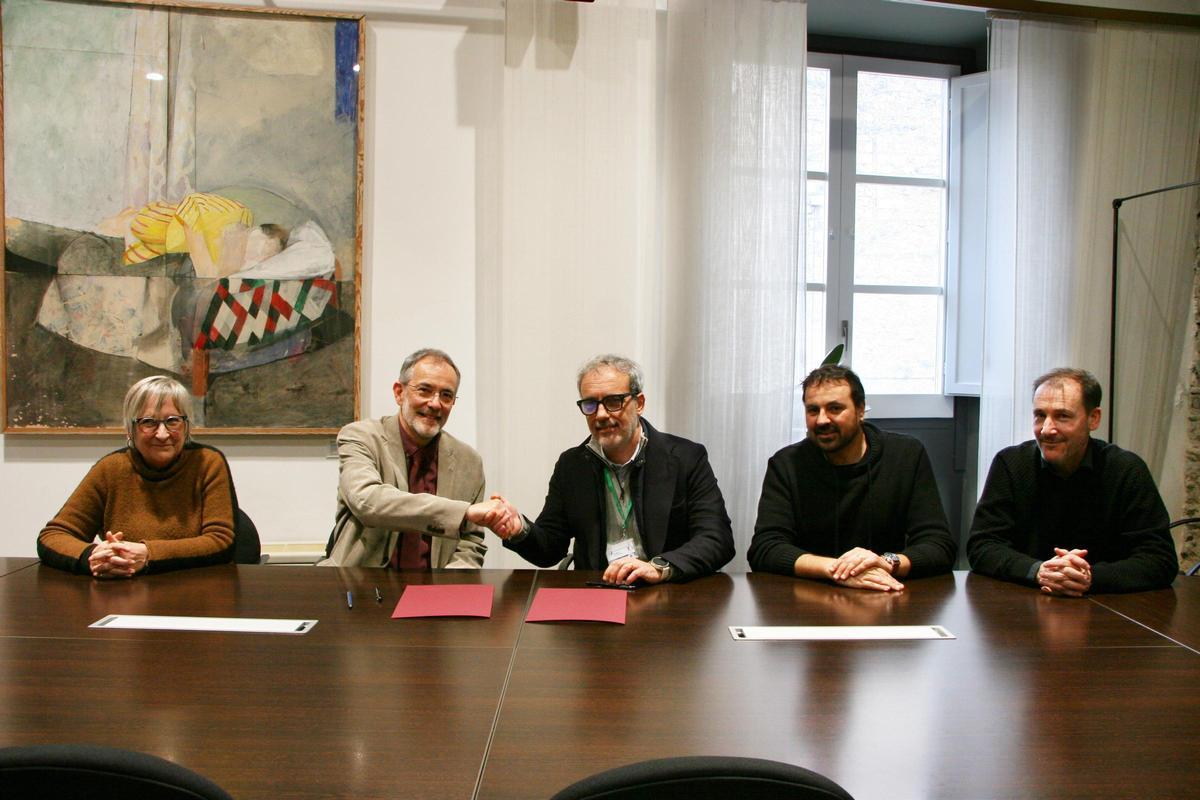 D’esquerra a dreta, la directora honorífica de la Càtedra, Pilar Monreal; el rector de la UdG, Josep Calbó; el director gerent de la Fundació Salut Empordà, Xavier Verdaguer; el director de la Càtedra, Oriol Turró, i el vicerector d’Impacte al Territori i Ambientalització, Ignasi Rodríguez-Roda.