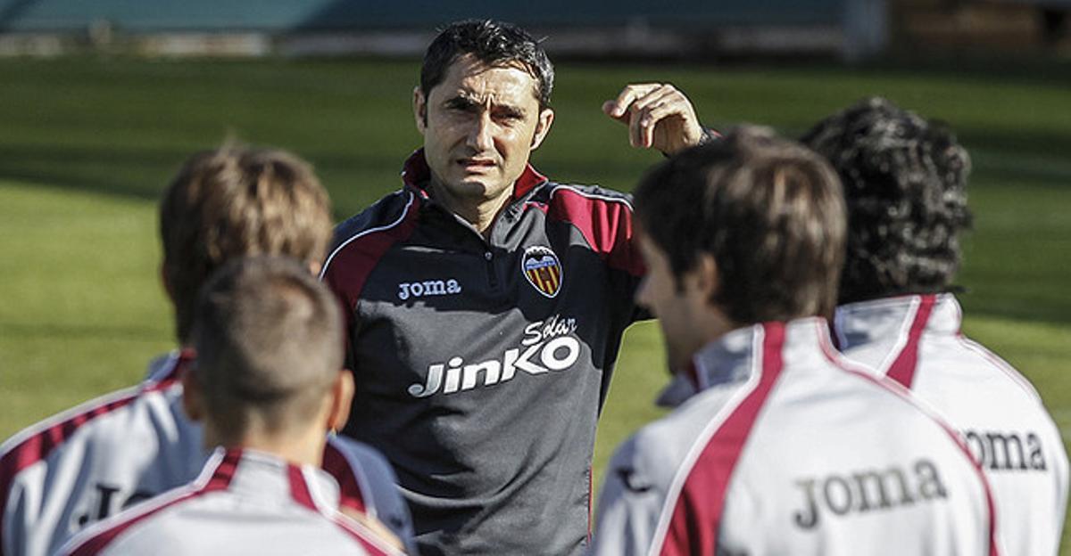 Ernesto Valverde, durant el seu primer entrenament com a tècnic del València. Ernesto Valverde, durant el seu primer entrenament com a tècnic del València.