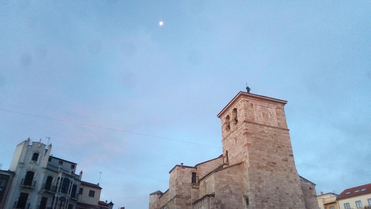 El cielo de Zamora con la luna aún asomando, esta mañana de sábado en la Plaza Mayor.