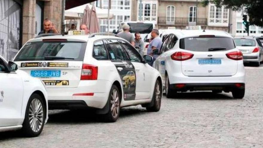 Taxis en la parada de Rodrigo de Padrón / ECG