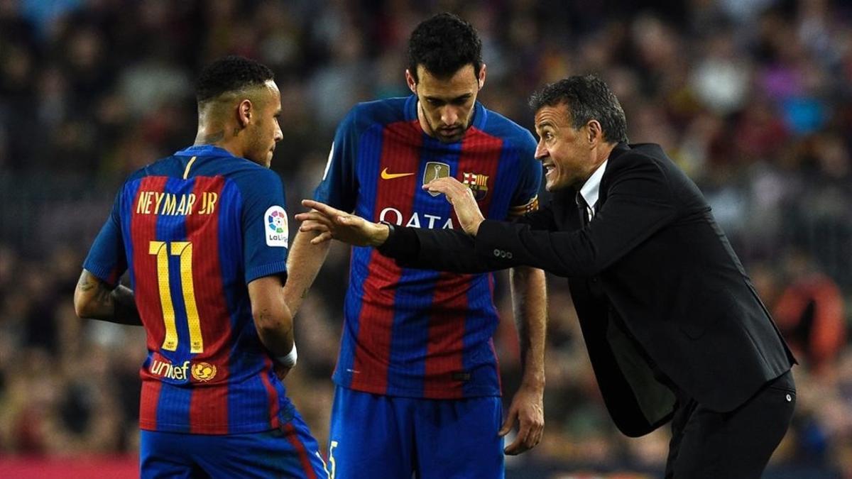 Luis Enrique da instrucciones a Busquets durante el partido contra el Málaga en el Camp Nou.