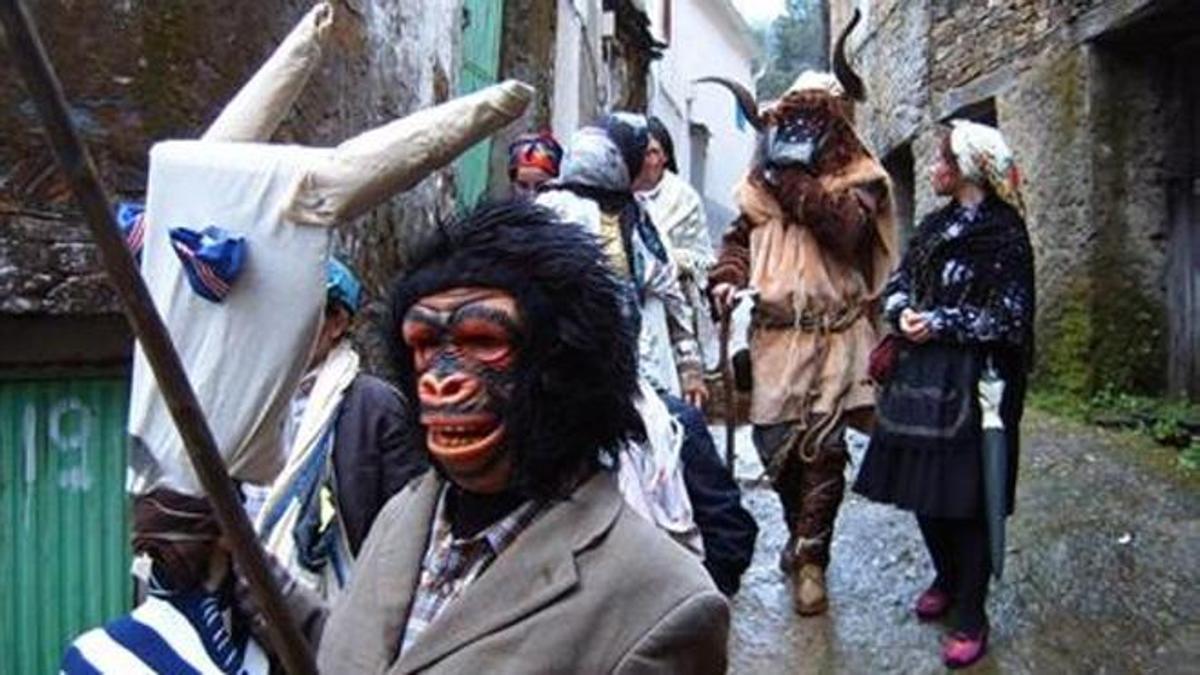 Anárquico y rompedor. El carnaval ‘jurdanu’ pasea a personajes como el ‘Burru antrueju’, el ‘machu lanú’ y ‘la mona’.