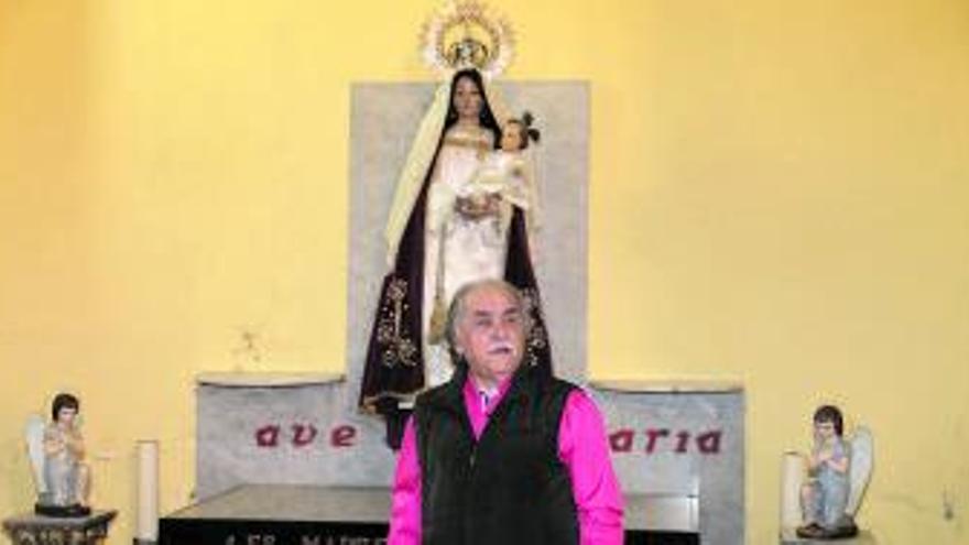 Eleuterio Díaz, junto a la Virgen Dolorosa en Caces. | F. R.