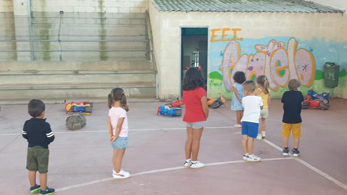 Niños juegan en un patio.
