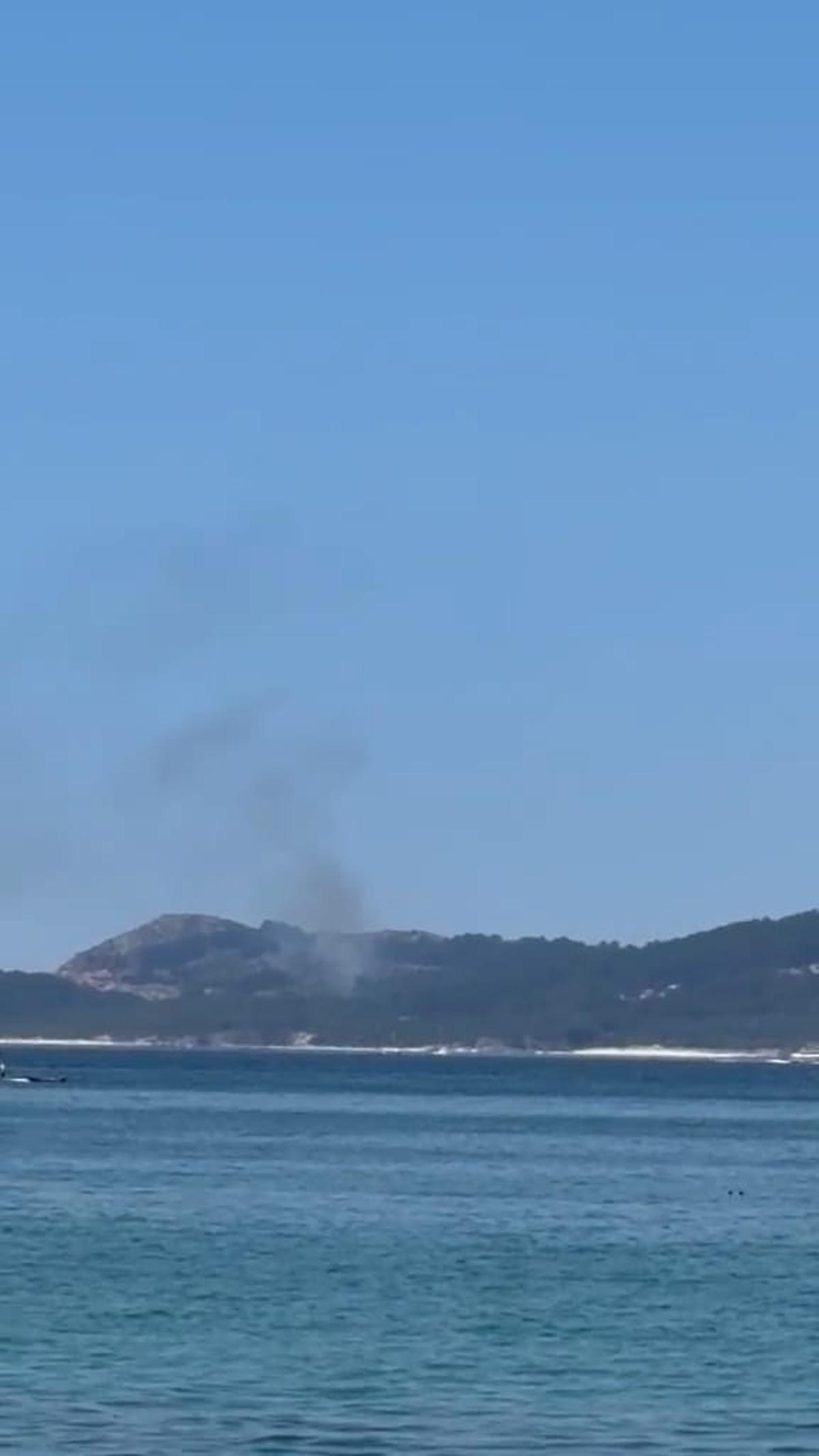 Incendio en Barra desde el otro lado de la ría.