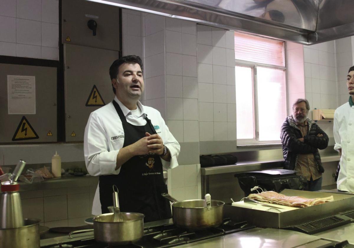 Un momento de la clase magistral del chef Juan Carlos Benito en el CIFP. | Víctor Garrido