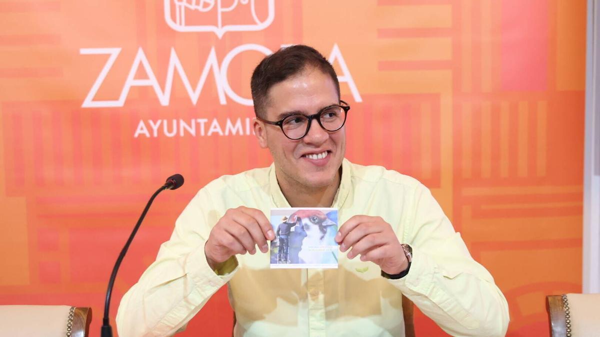 Pablo Novo, presenta el folleto editado sobre los Murales de Zamora