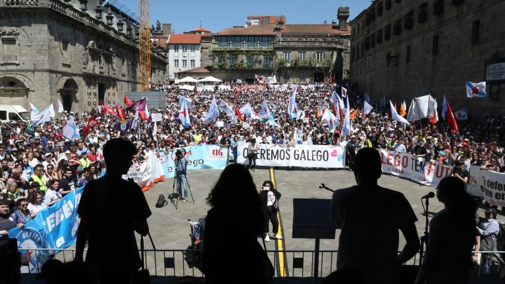 Milleiros de persoas reivindican o galego // X. Álvarez