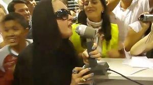 Cyndi Lauper canta durant una espera a l’aeroport de Buenos Aires.