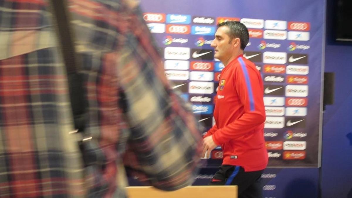 Ernesto Valverde camina, hoy, hacia la mesa donde ha dado su habitual conferencia de prensa.