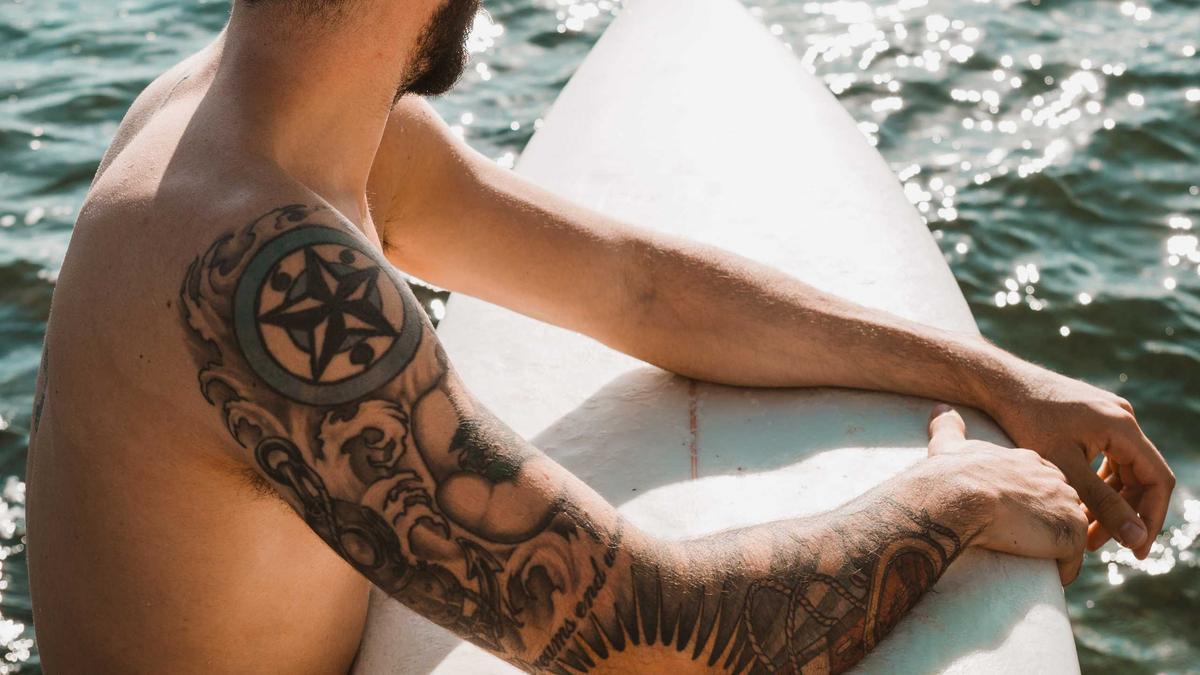 Un surfista, exposant el seu braç tatuat als raigs UVA.