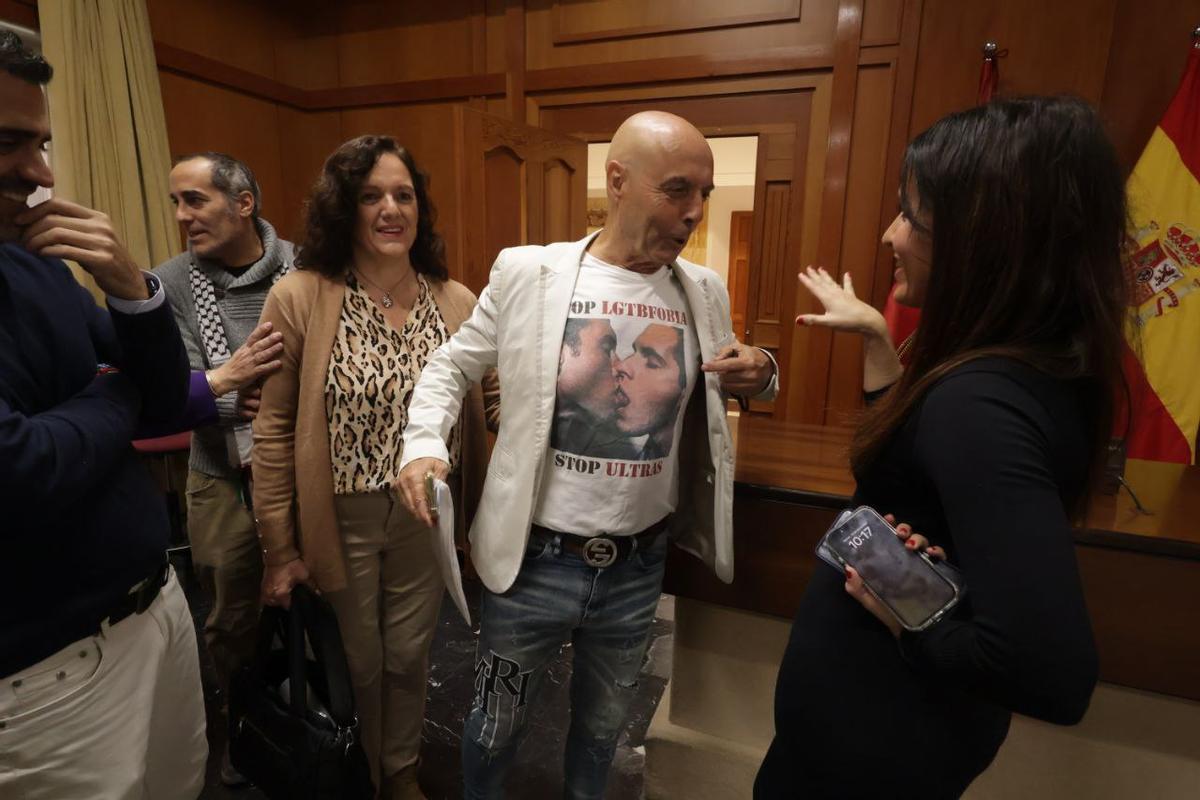 Antonio Hurtado (PSOE) exhibió una camiseta con el lema 'Stop Lgtbifobia'.