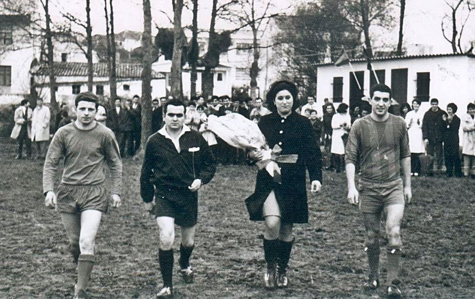 Pita, madriña na inauguración do campo do Santa Cruz en 1966.  | // E.P.