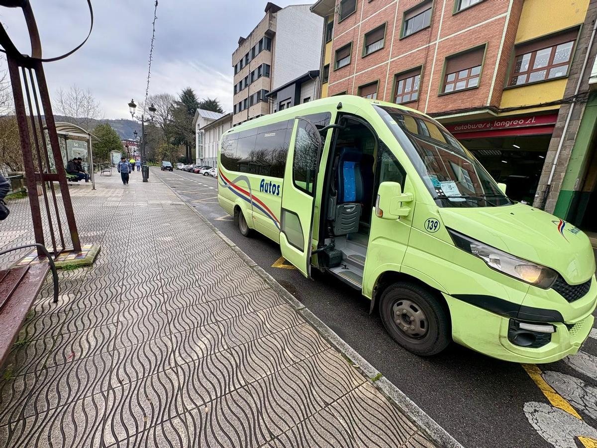 Un autobús en la zona en la que se instalará el nuevo intercambiador de Sama
