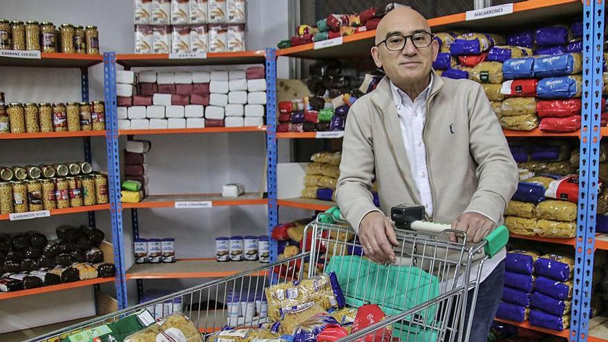 Juanjo Garrido en el almacén del Economato de Alcoy. | JUANI RUZ