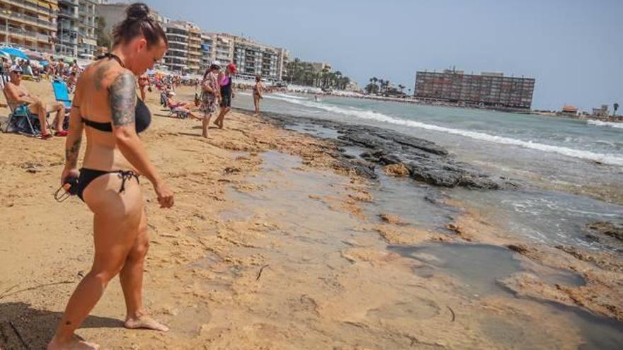 Costas explica a los vecinos el plan para regenerar la playa de Los Locos