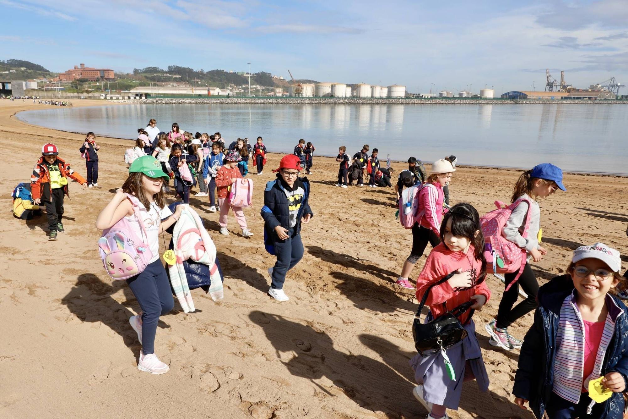 En imágenes: Así fue la actividad del proyecto "SwimSafe" en la playa del Arbeyal, en Gijón