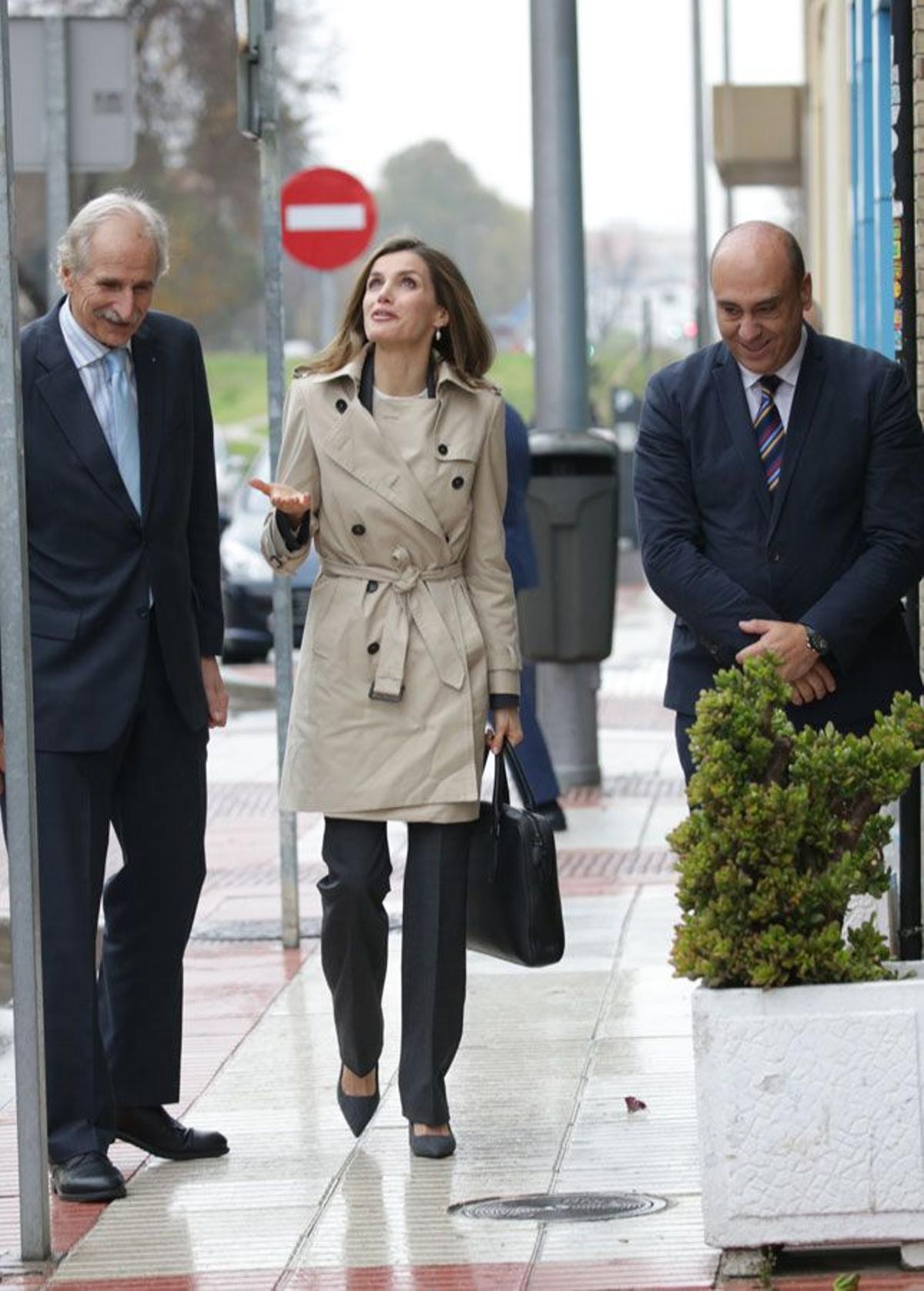 El look de Letizia Ortiz con trench y traje gris