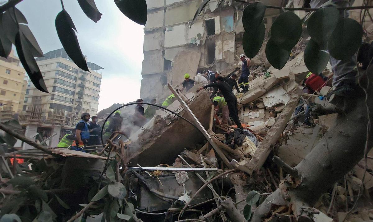 Un edificio destruido tras un ataque aéreo de Israel en el barrio de Tallet al-Khayyat de Beirut. Un edificio destruido tras un ataque aéreo de Israel en el barrio de Tallet al-Khayyat de Beirut.
