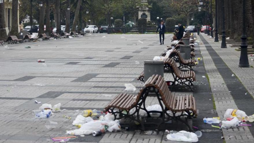 Restos del &#039;botellón&#039; en los jardines de Méndez Núñez.