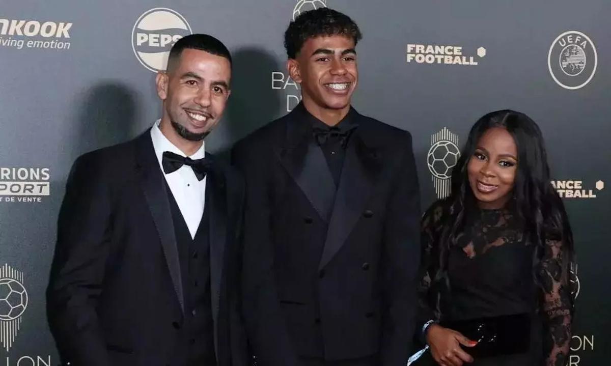 Lamine Yamal con sus padres