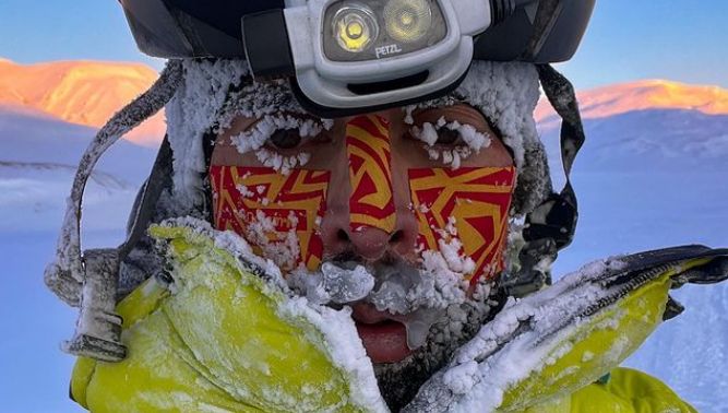 Omar di Felice durante una de las etapas de su aventura en Svalbard.