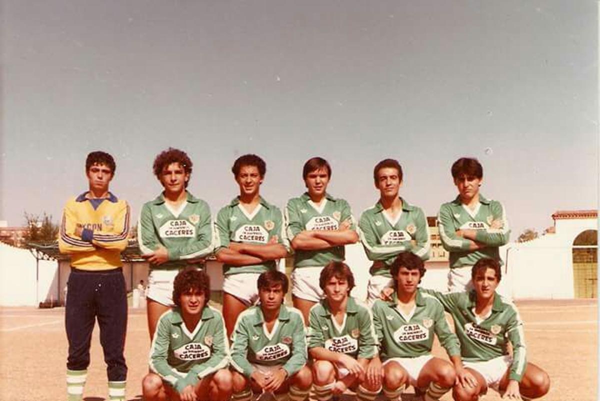 De portero, arriba a la izquierda, en un juvenil del Cacereño.