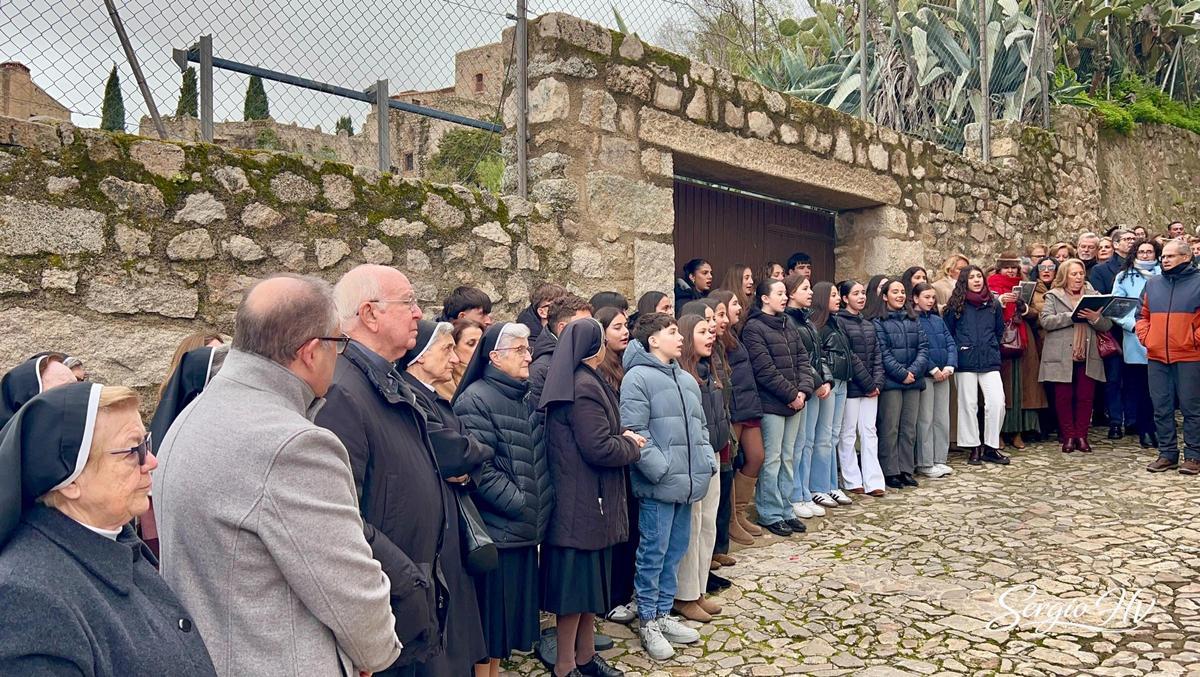 Alumnos del Colegio Sagrado Corazón de Jesús cantando el himno del colegio