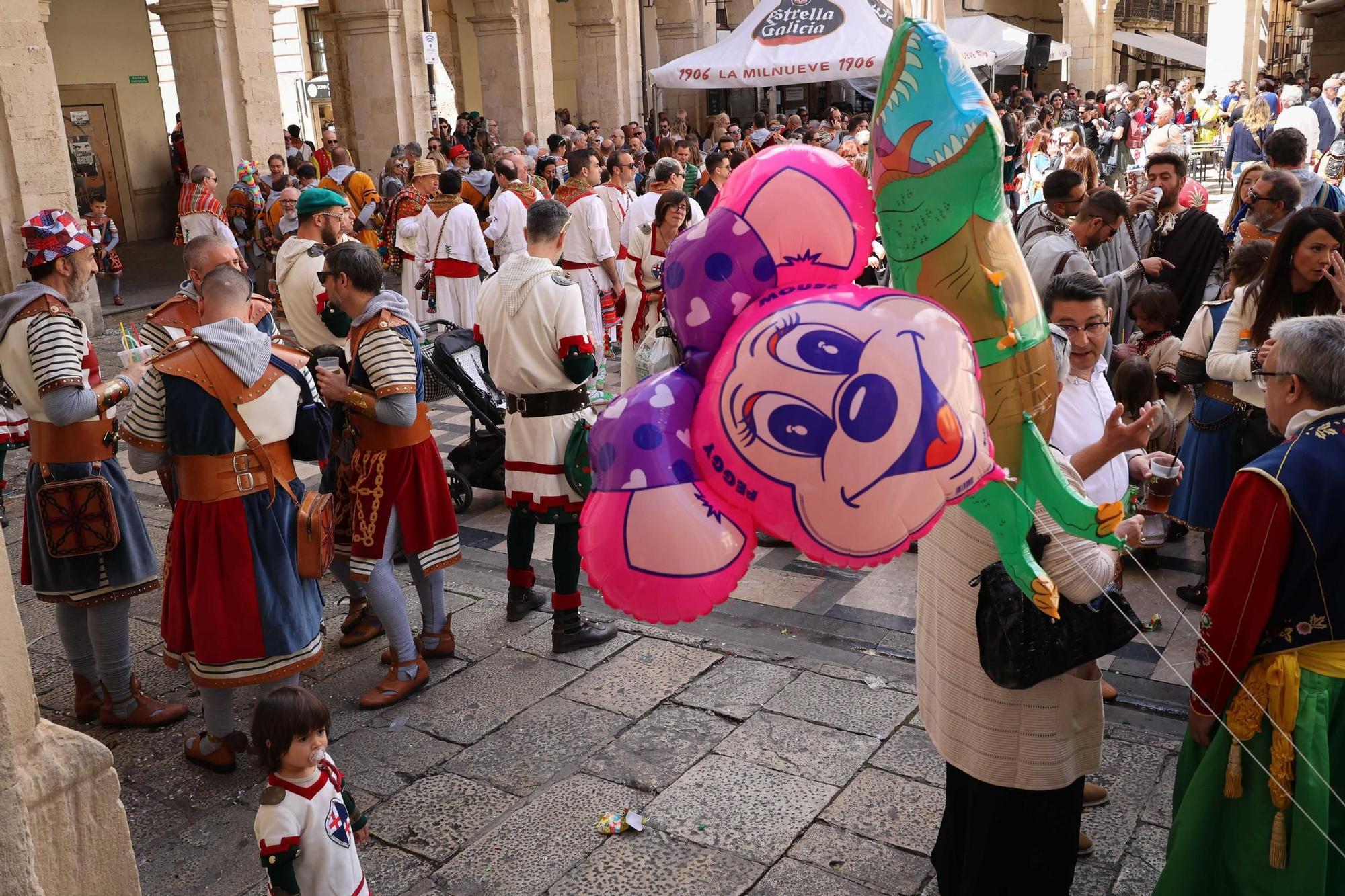 El Sant Jordiet entre claveles en la procesión de la Reliquia