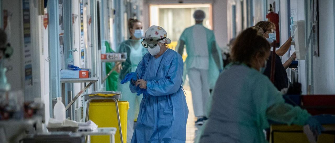 Personal sanitario en el área de hospitalización del HUC.