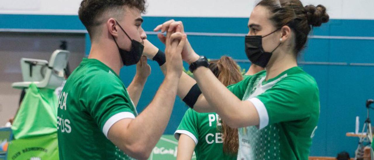 Dos de los jugadores del equipo pitiuso, en pleno saludo.