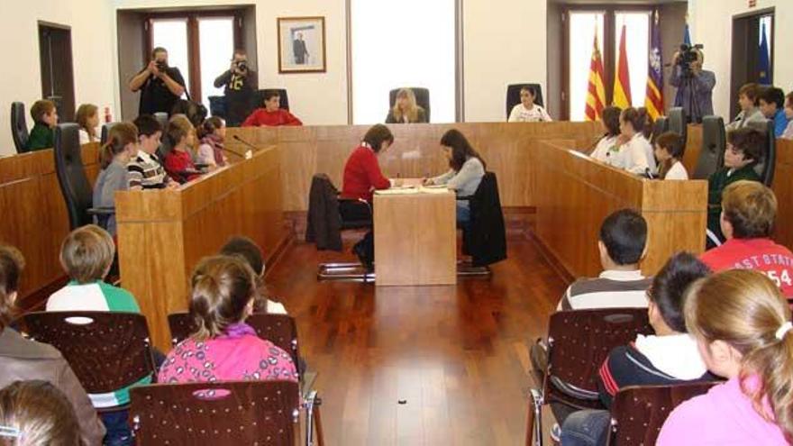 El pleno infantil apuesta por el transporte público