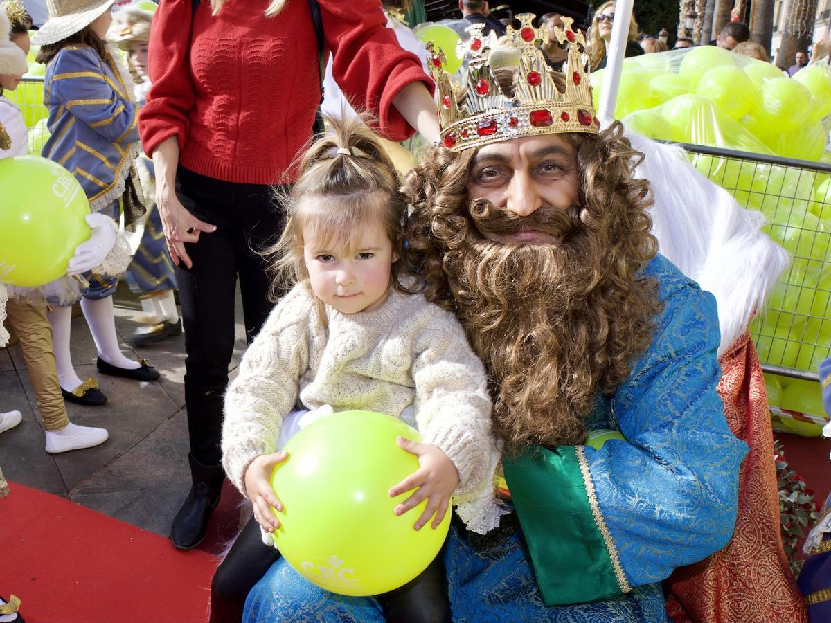 El rey Gaspar atiende las peticiones de una niña en la Glorieta.