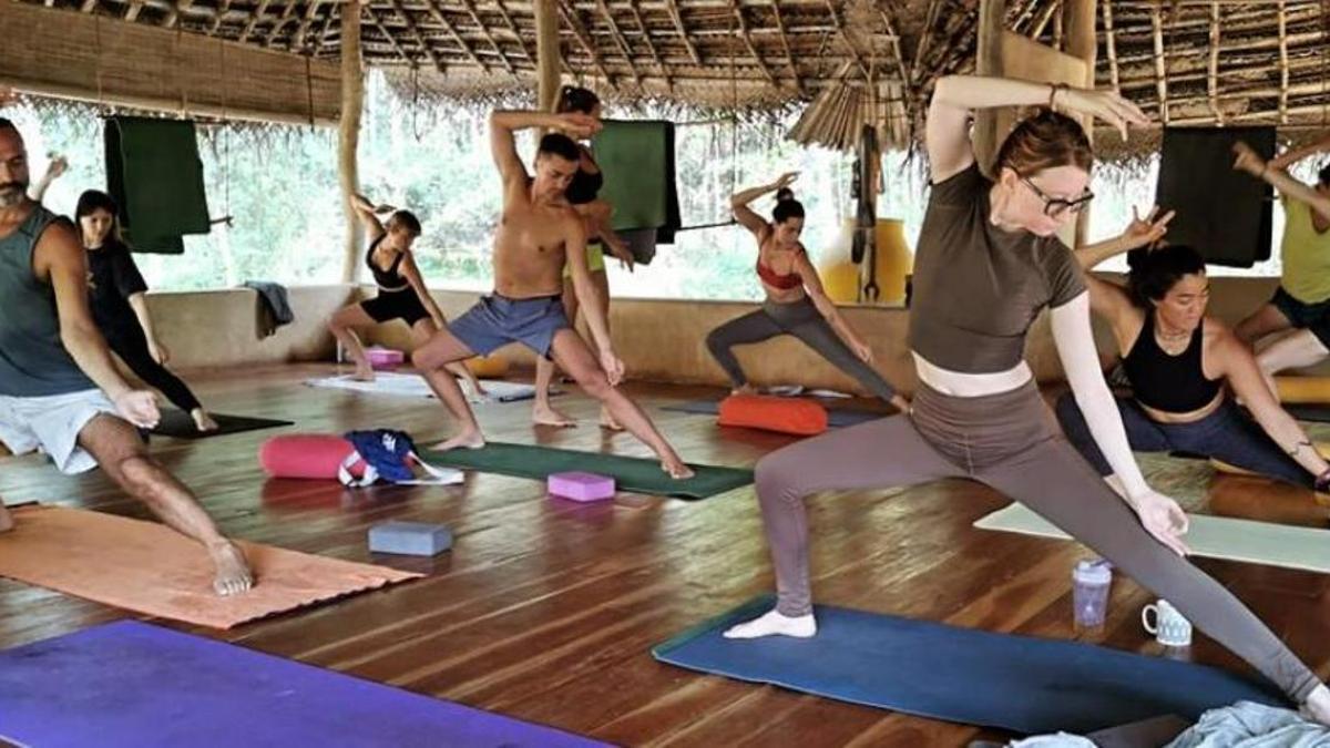 Varias personas practican yoga.