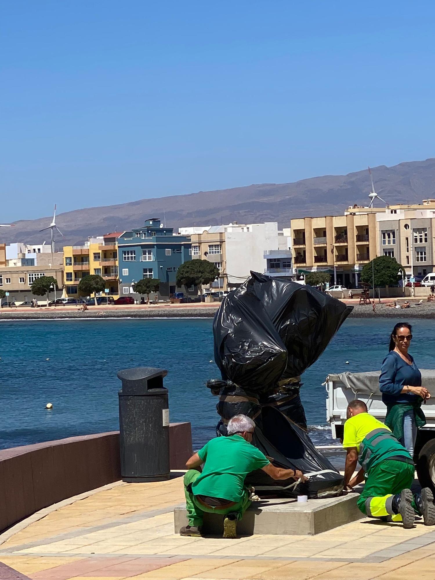 Escultura 'Pescao fresco', del artista local Paco Suárez