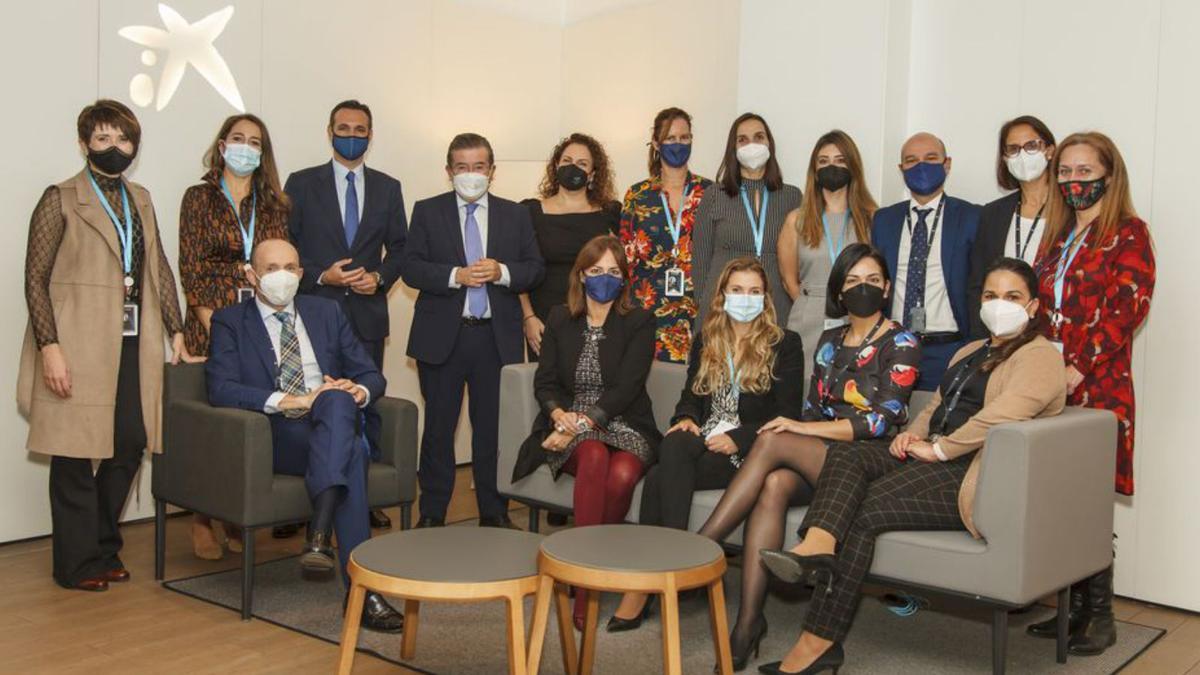 Foto de familia del equipo de la nueva oficina Store de CaixaBank.