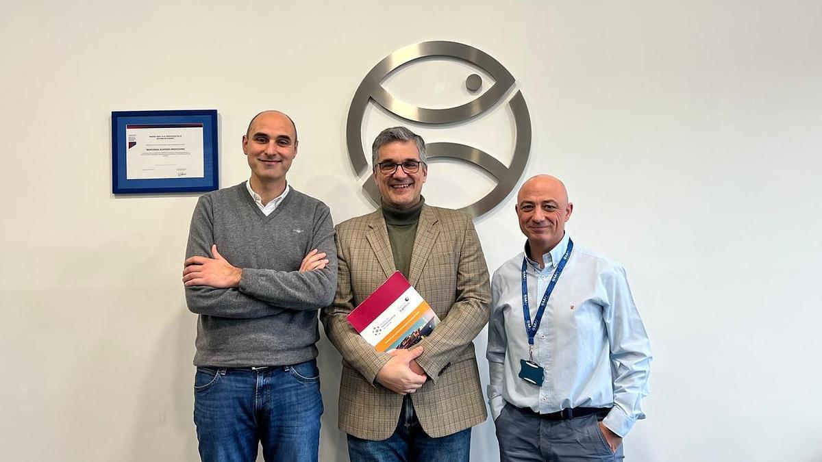 Desde la izquierda, Miguel López Lago, Director Supply Chain;  Iago Domínguez, gerente del Cluster y Manuel Bratos, Corporate Logistics Lead