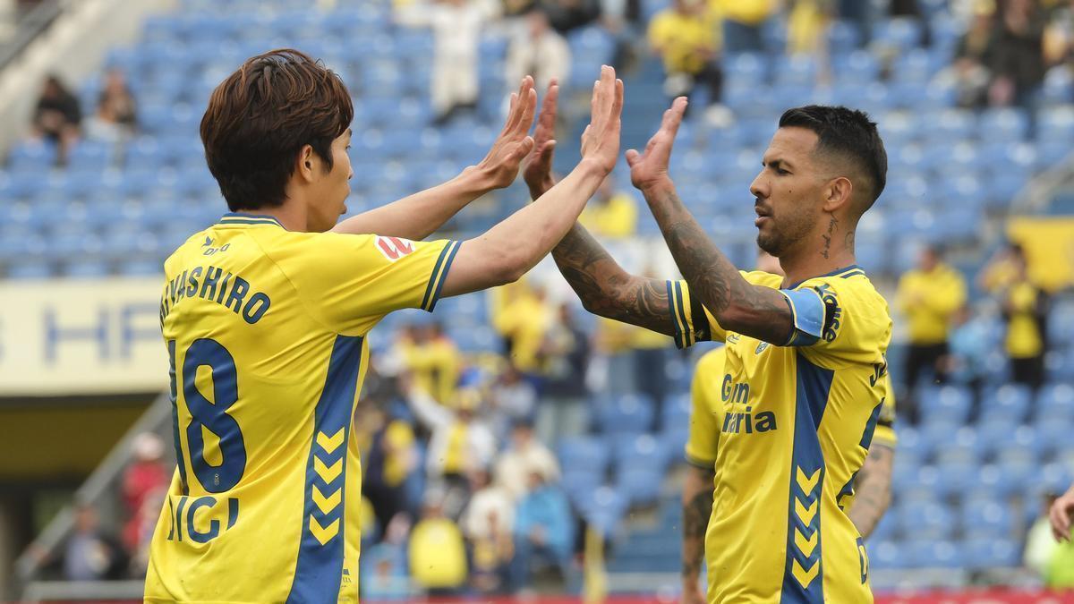 Taisei Miyashiro y Jonathan Viera se chocan las manos tras el gol del japonés ante el Ceuta, el pasado domingo.