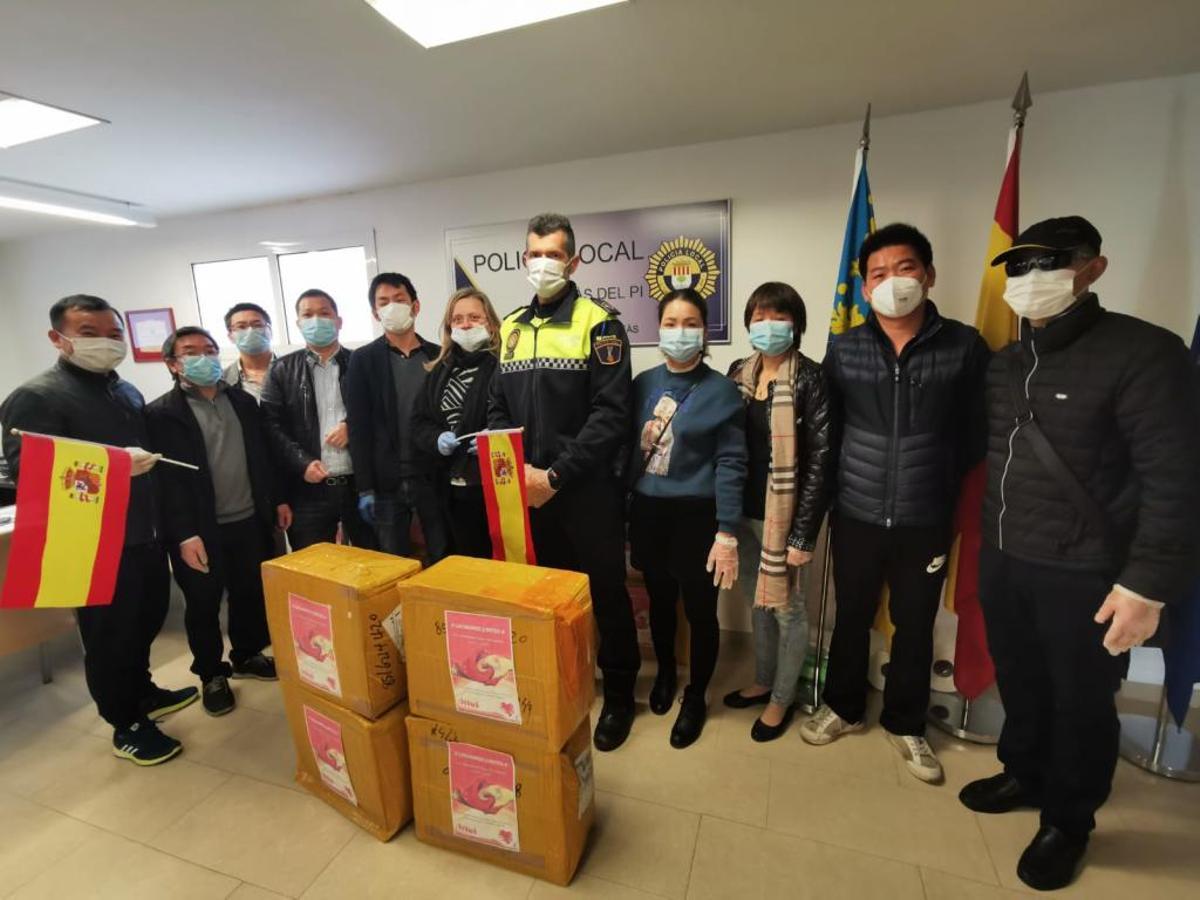 Comerciantes chinos de l'Albir entregan 9.000 mascarillas a l'Alfàs del Pi