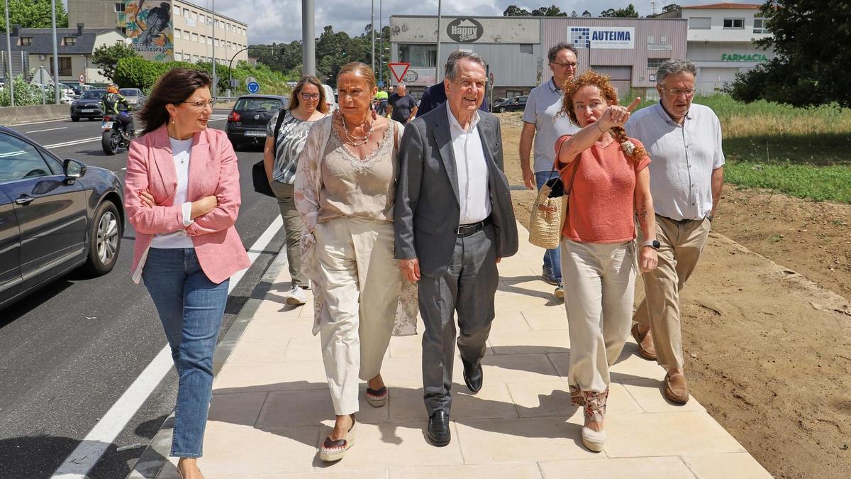 Parte del equipo de gobierno municipal, en la visita a las obras.