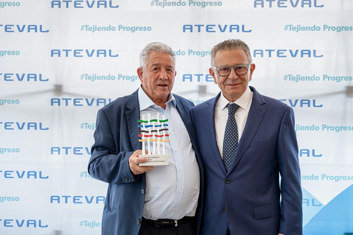 Pepe Serna junto al dueño de Comersan, premiado en la asamblea por su trayectoria empresarial.