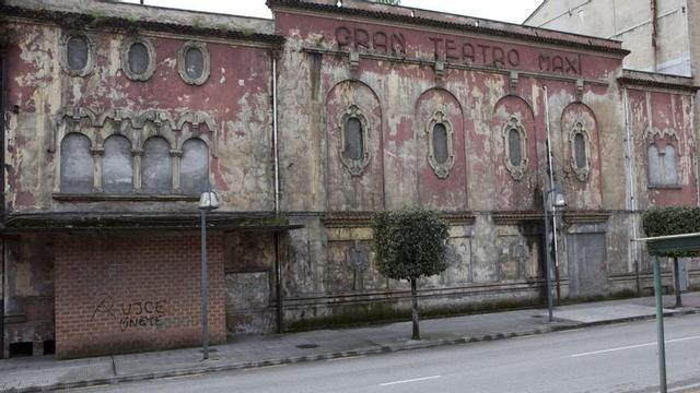 El estado actual de la fachada principal del cine Maxi, en Pola de Laviana. | FERNANDO RODRÍGUEZ